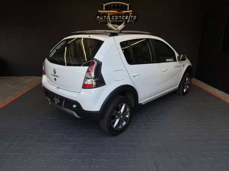 RENAULT - SANDERO - 2013/2014 - Branca - R$ 45.900,00