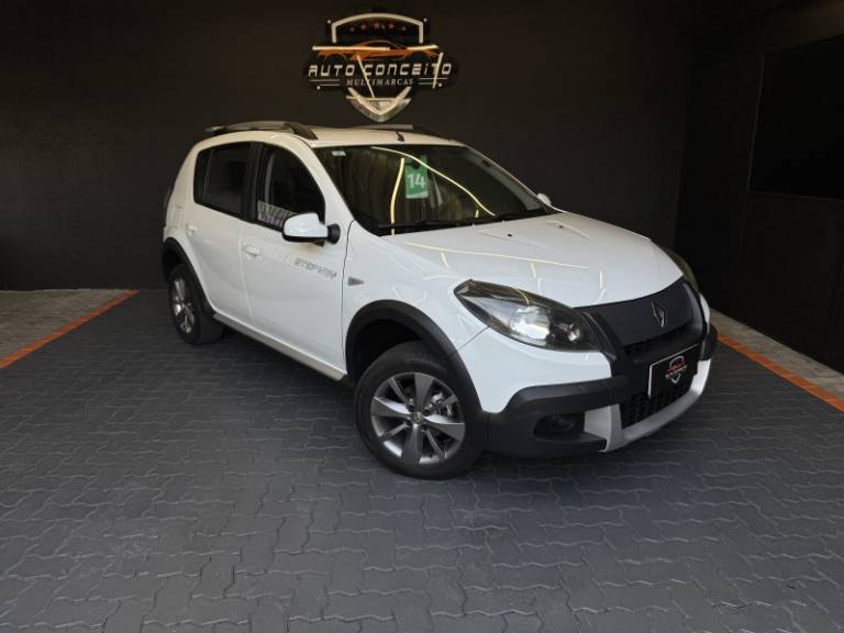 RENAULT - SANDERO - 2013/2014 - Branca - R$ 45.900,00