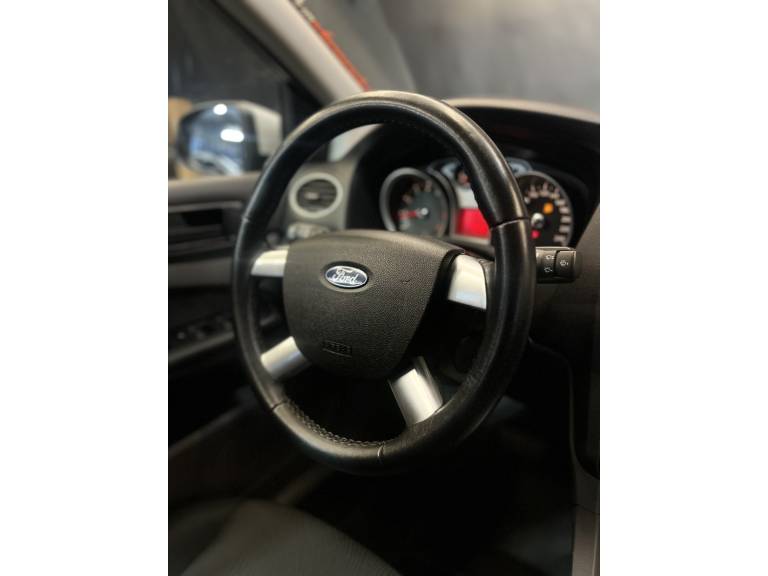 FORD - FOCUS - 2013/2013 - Prata - R$ 48.900,00