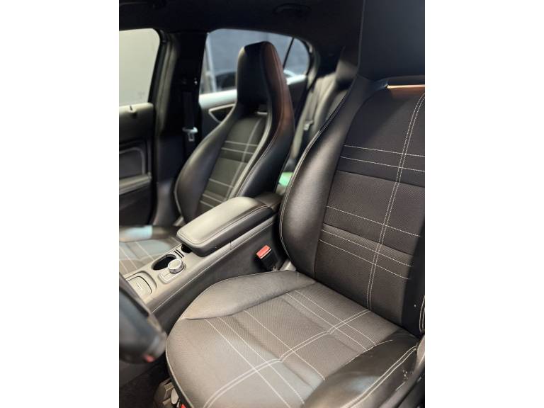 MERCEDES-BENZ - GLA 200 - 2015/2015 - Preta - R$ 103.900,00