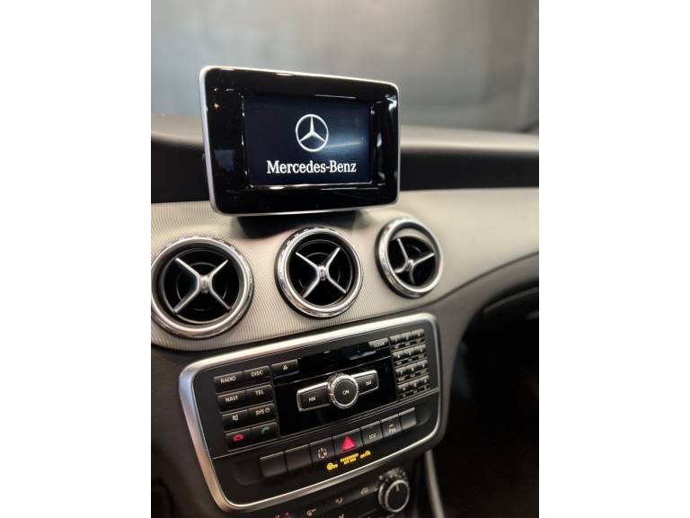 MERCEDES-BENZ - GLA 200 - 2015/2015 - Preta - R$ 103.900,00