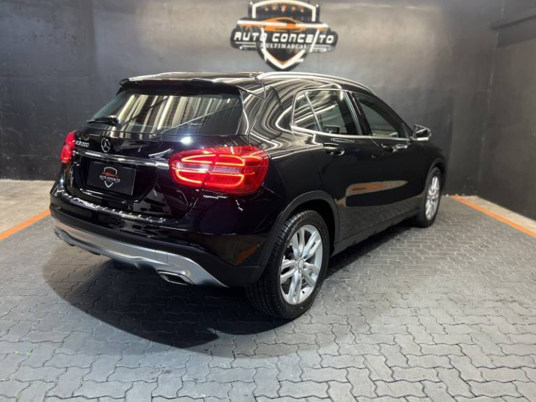 MERCEDES-BENZ - GLA 200 - 2015/2015 - Preta - R$ 103.900,00