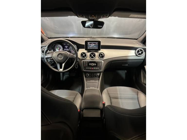 MERCEDES-BENZ - GLA 200 - 2015/2015 - Preta - R$ 103.900,00
