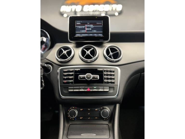 MERCEDES-BENZ - GLA 200 - 2015/2015 - Preta - R$ 103.900,00