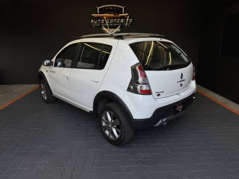 RENAULT - SANDERO - 2013/2014 - Branca - R$ 45.900,00